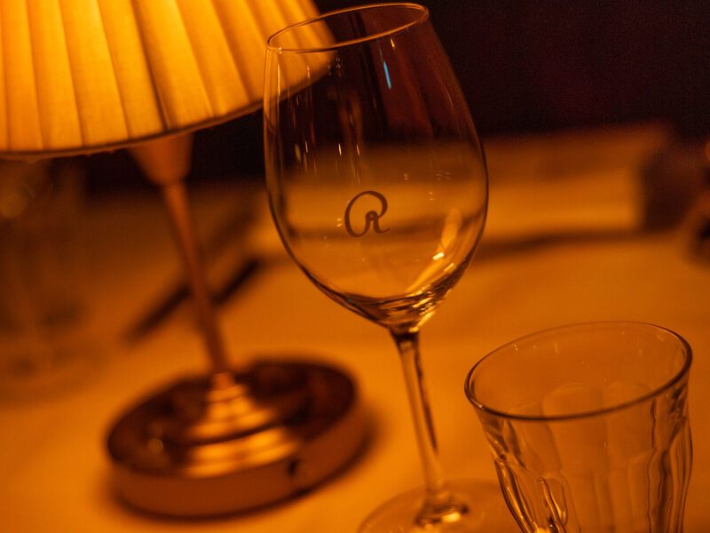 Engraved wine glass with the Van Rijn R by lamplight