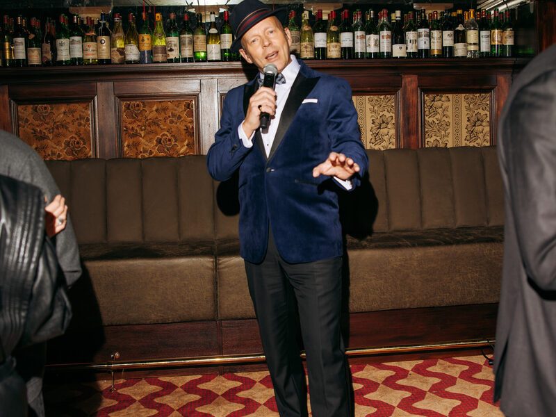 Live singer with microphone at the Chez van Rijn bar