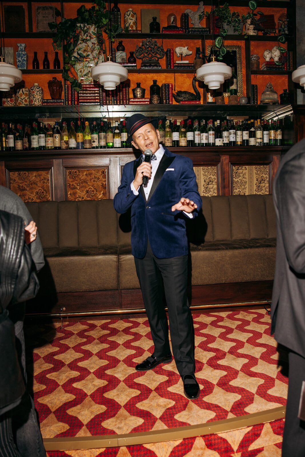 Live singer with microphone at the Chez van Rijn bar